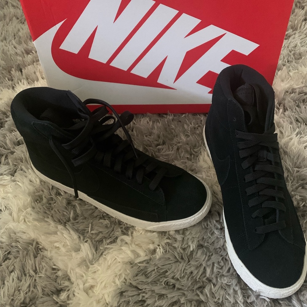 Nike Blazer Mid. They’re a size 6 in youth which are also an 8 in women.